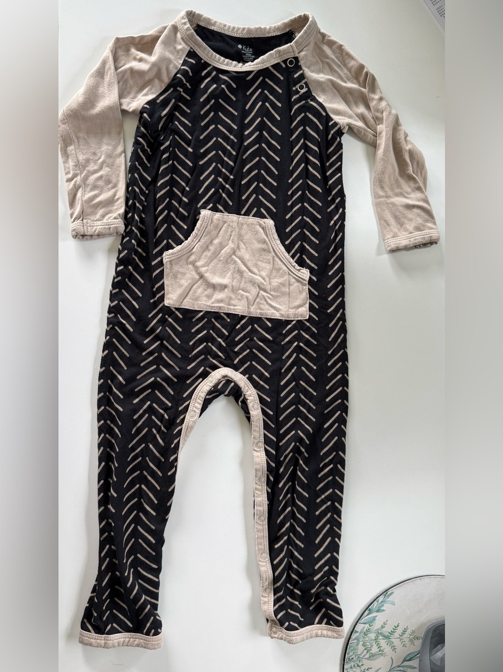 Kyte babyNeutral Black & Beige Baby One-Piece Romper, size 2T